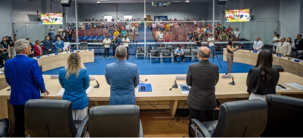 Câmara de Parauapebas aprova "duplo repúdio" ao Executivo e homenageia educadores pelo Dia da Educação