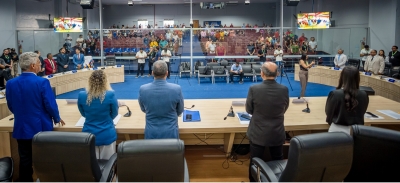 Câmara de Parauapebas aprova "duplo repúdio" ao Executivo e homenageia educadores pelo Dia da Educação