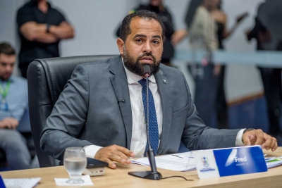 Fred Sanção cobra construção de escolas e exige explicações sobre segurança no transporte escolar em Parauapebas