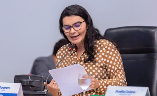 Eliene Soares solicita atuação da prefeitura na educação municipal