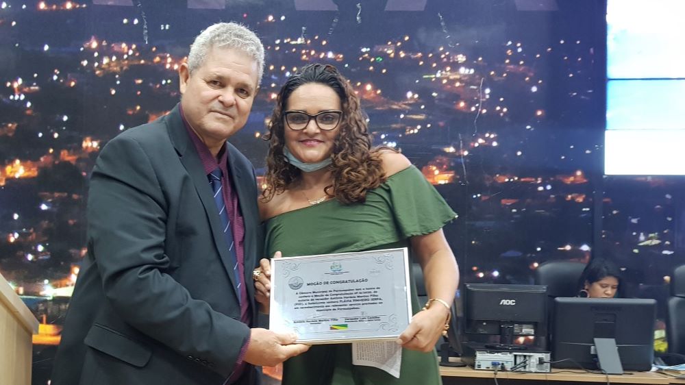 Servidora da saúde é homenageada com Moção de Congratulação pela Câmara Municipal