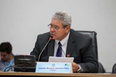 Horácio Martins pede construção de quadra poliesportiva e de escola