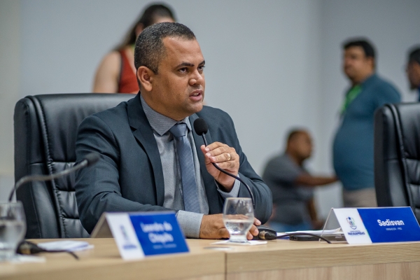 Vereador Sadisvan Pereira apresenta proposições voltadas à iluminação, abastecimento de água e infraestrutura urbana