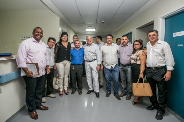 Vereadores acompanham prefeito em visita às obras do novo hospital