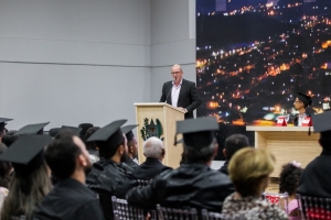 Luiz Castilho participa da solenidade de formatura de novos profissionais do direito