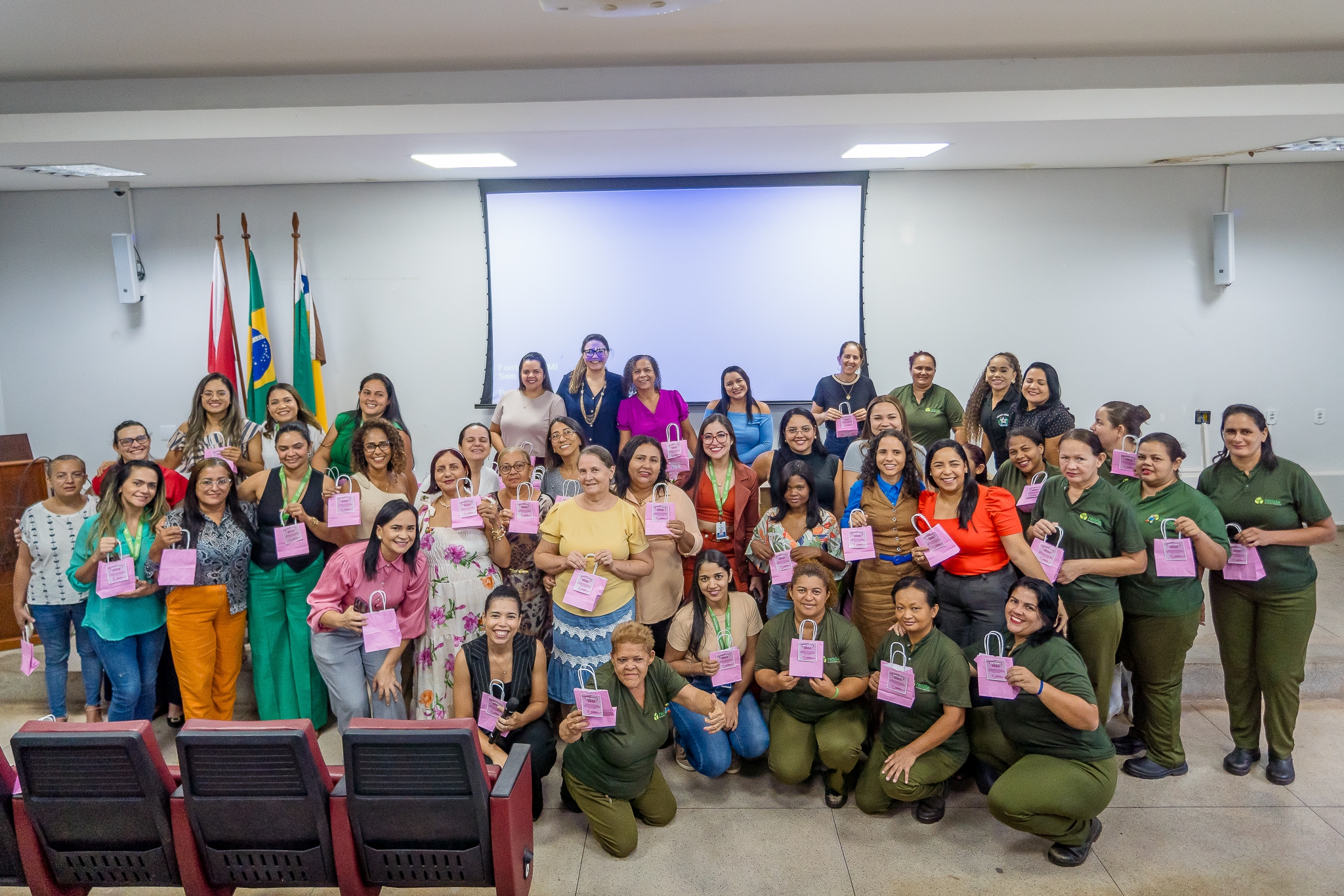 ICâmara de Parauapebas realiza palestra em alusão ao Outubro Rosa para servidores