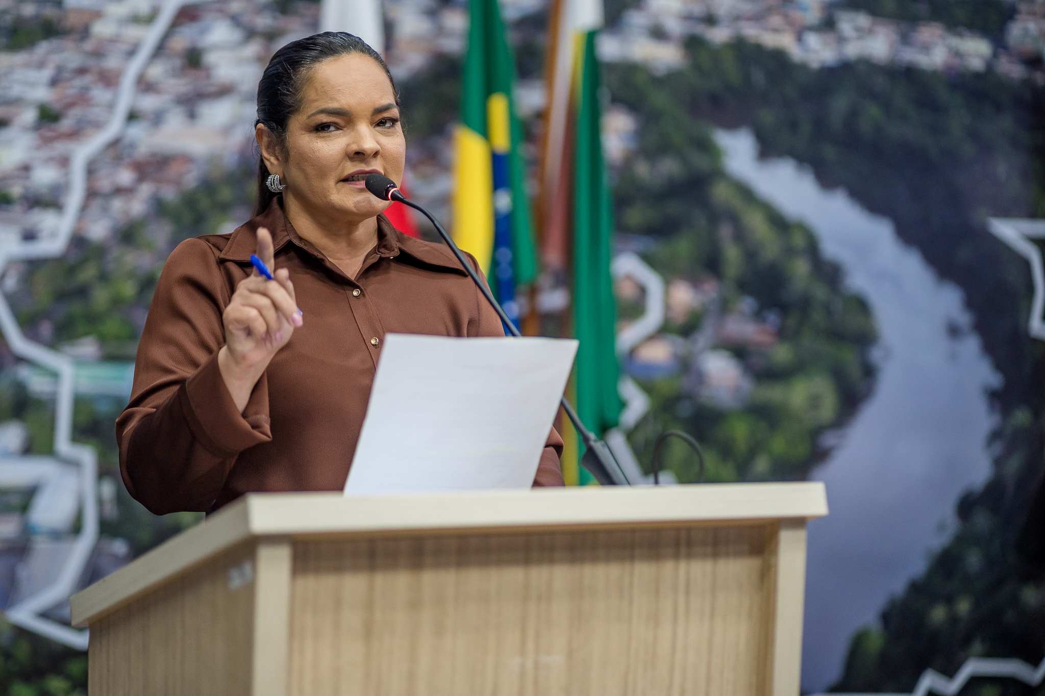 IMaquivalda Barros solicita informações sobre capacidade do cemitério municipal, transporte escolar e emendas parlamentares federais